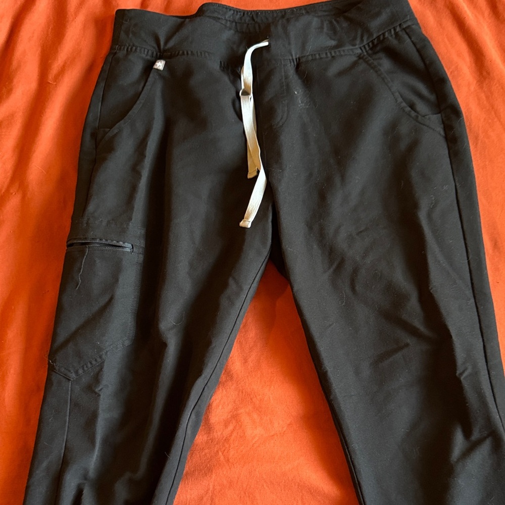 M/T women’s black Figs scrub joggers high waist jogger